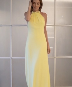 "Vestido Amarelo: A cor do verão que nunca sai de moda!"