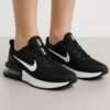 Tênis Nike Air Max masculino preto de cano baixo com swoosh branco, cadarços pretos e câmara de ar visível no calcanhar
