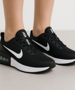 Tênis Nike Air Max masculino preto de cano baixo com swoosh branco, cadarços pretos e câmara de ar visível no calcanhar