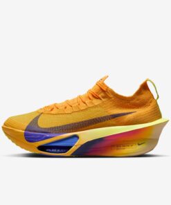 Tênis de corrida Nike Air Zoom Alphafly amarelo e laranja com swoosh roxo, cabedal em malha e entressola alta