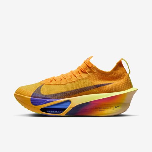Tênis de corrida Nike Air Zoom Alphafly amarelo e laranja com swoosh roxo, cabedal em malha e entressola alta