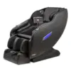 Poltrona de massagem reclinável preta com detalhes em cinza, apoio para pernas e controle lateral articulado em fundo branco