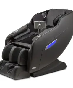 Poltrona de massagem reclinável preta com detalhes em cinza, apoio para pernas e controle lateral articulado em fundo branco
