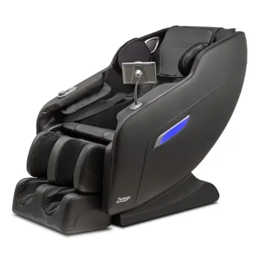 Poltrona de massagem reclinável preta com detalhes em cinza, apoio para pernas e controle lateral articulado em fundo branco